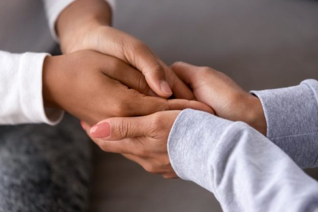 hands-holding-while-learning-about-signs-of-codependency